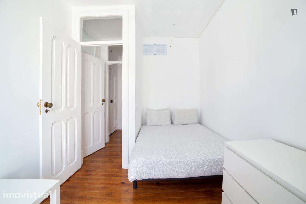 Quarto - localizado em Anjos Lisbon - Grande imagem: 3/16