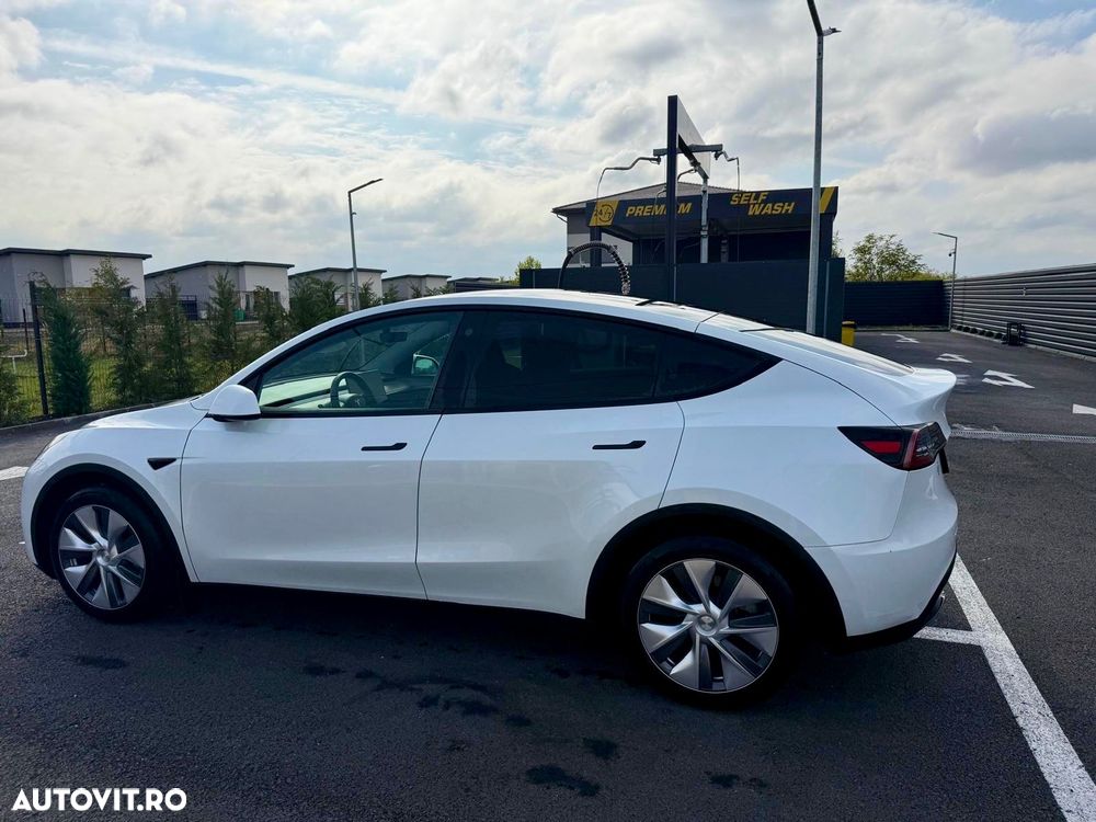 Tesla Model Y - 3