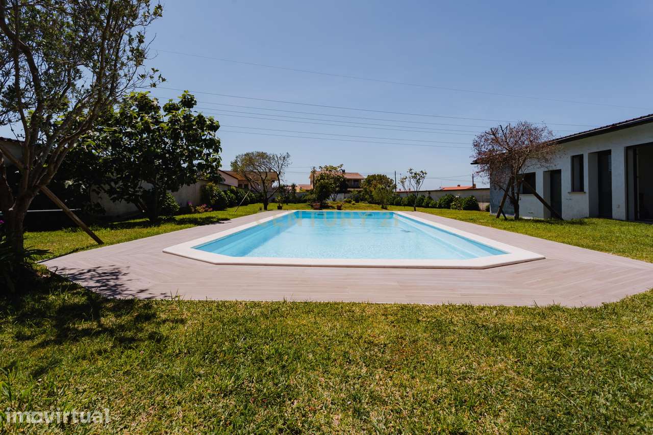 Moradia com Piscina, Terreno e Anexos a 2 Km da praia - Grande imagem: 3/60