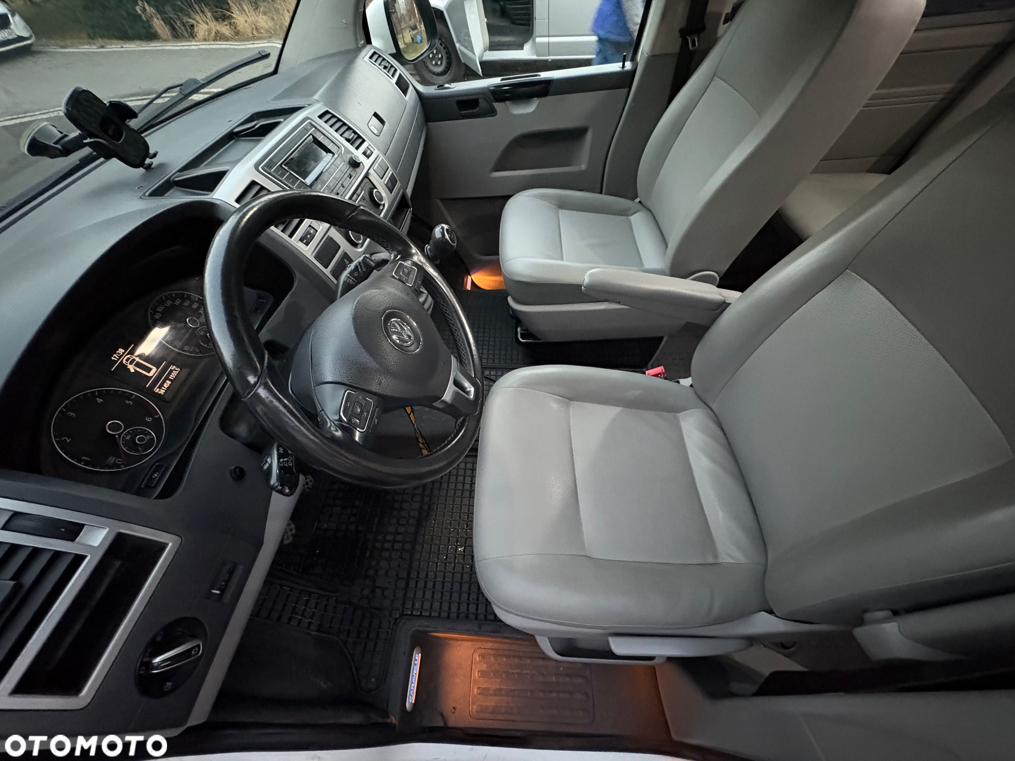 Volkswagen Caravelle - 10