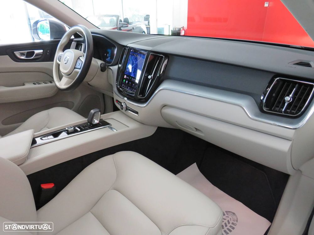 Volvo XC 60 2.0 B4 Momentum Plus - 24