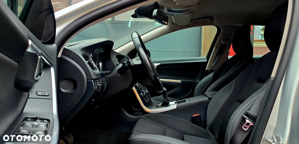 Volvo V60 D4 Momentum - 23