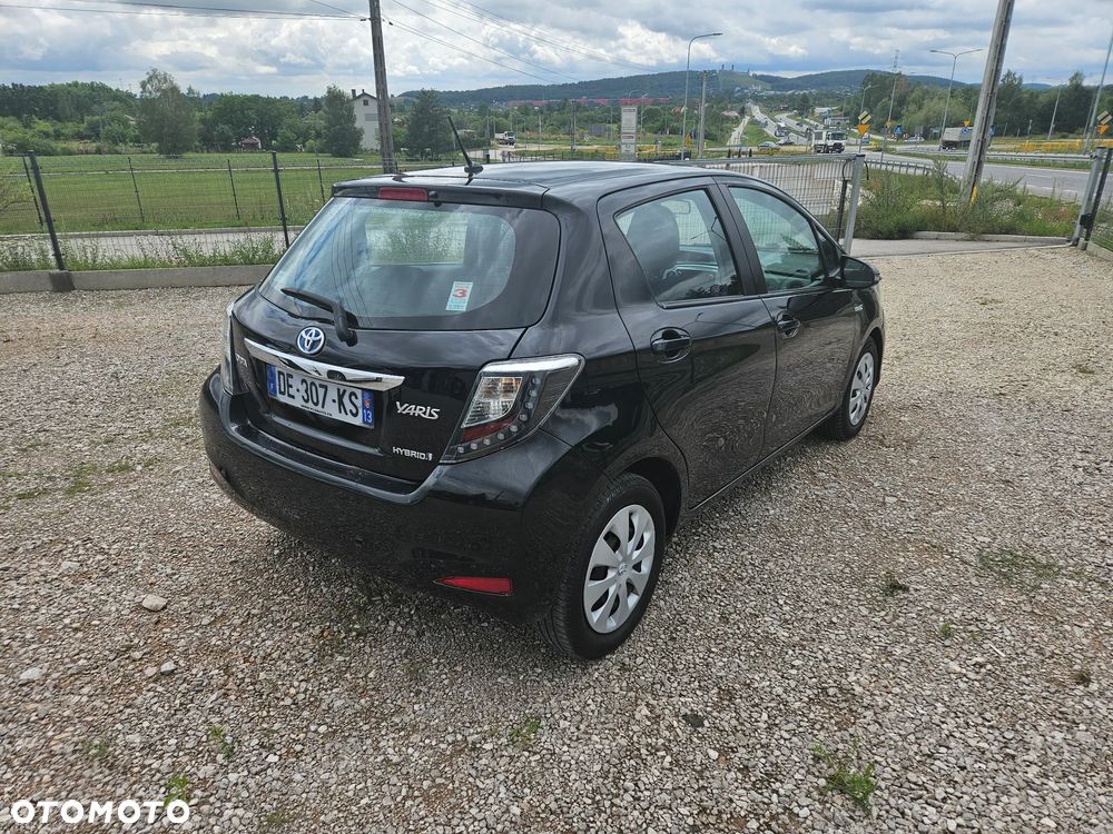 Toyota Yaris Hybrid 100 Sol - 4