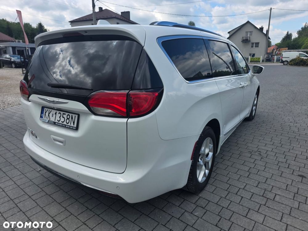 Chrysler Pacifica - 5