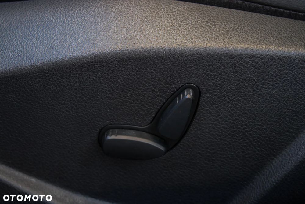 Ford Focus 1.5 EcoBlue Start-Stopp-System ST-LINE DESIGN - 30