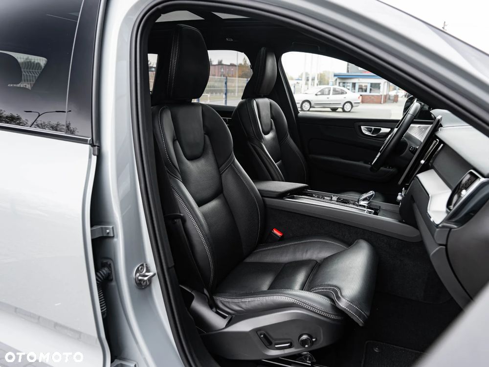 Volvo XC 60 B5 B AWD Plus Dark - 25