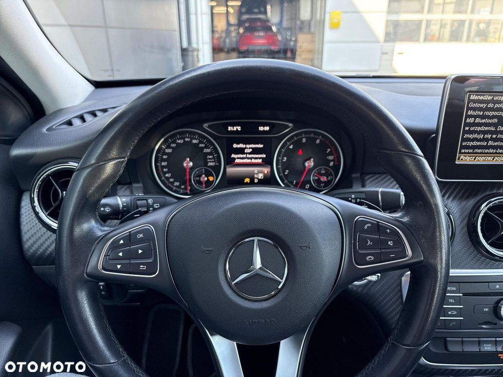 Mercedes-Benz GLA 180 7G-DCT - 15