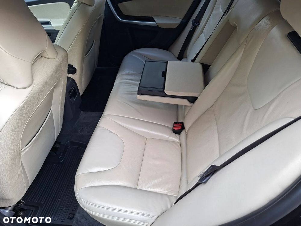 Volvo V60 D6 AWD Plug-in Hybrid R-Design Summum - 20