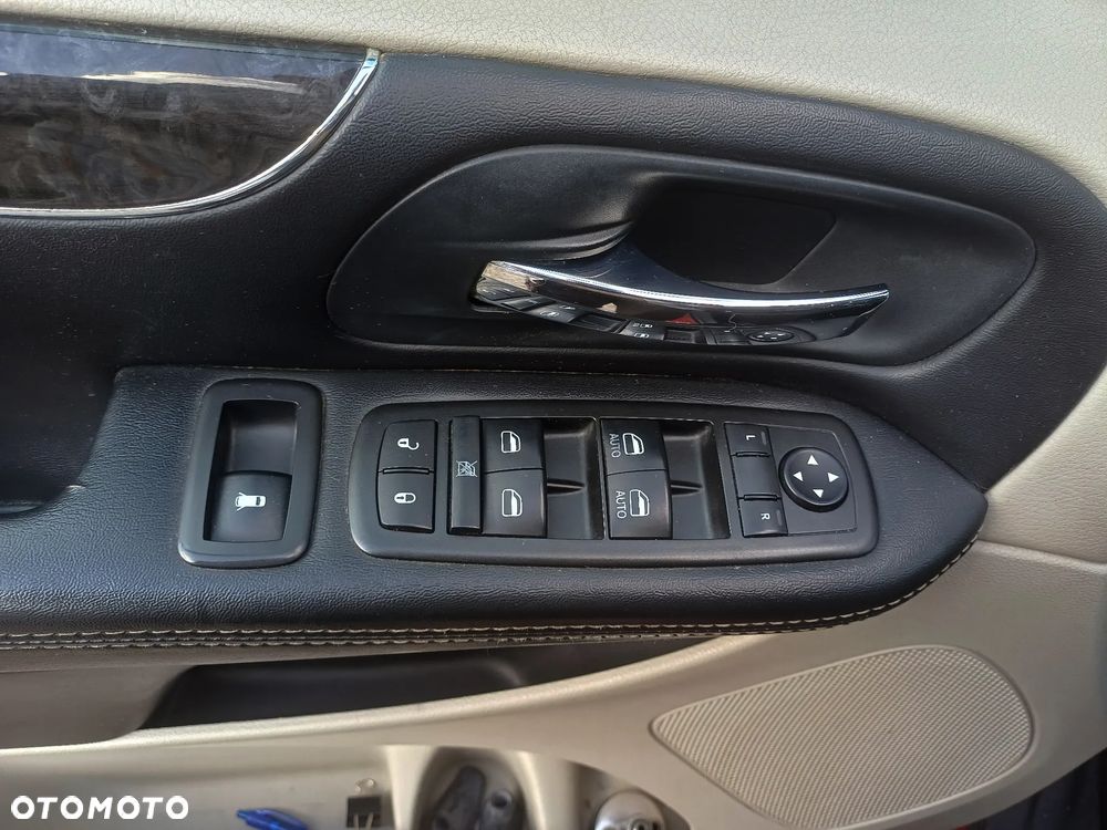 Chrysler Town & Country - 11