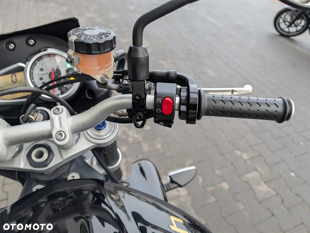 Triumph Street Triple - 32