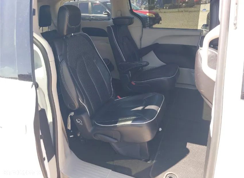 Chrysler Pacifica - 8