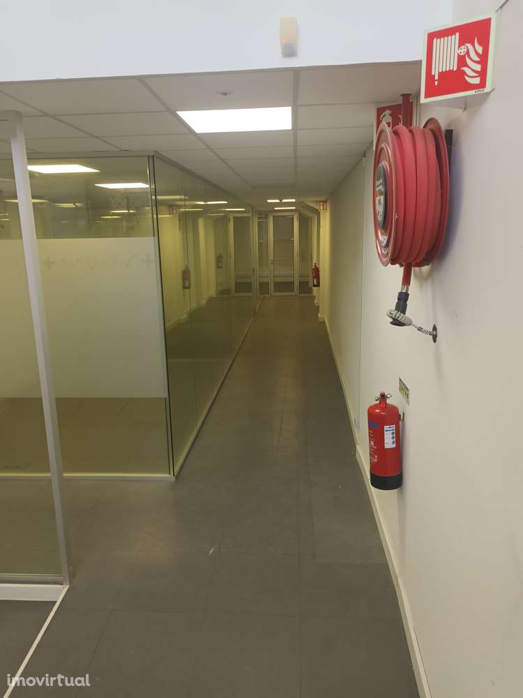 Loja para comércio e serviços na Estrada de Benfica. - Grande imagem: 3/13