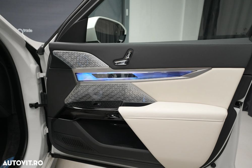 BMW Seria 7 740d xDrive MHEV - 38