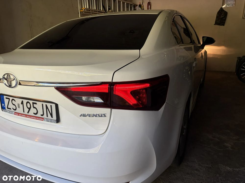 Toyota Avensis 1.8 Active - 11