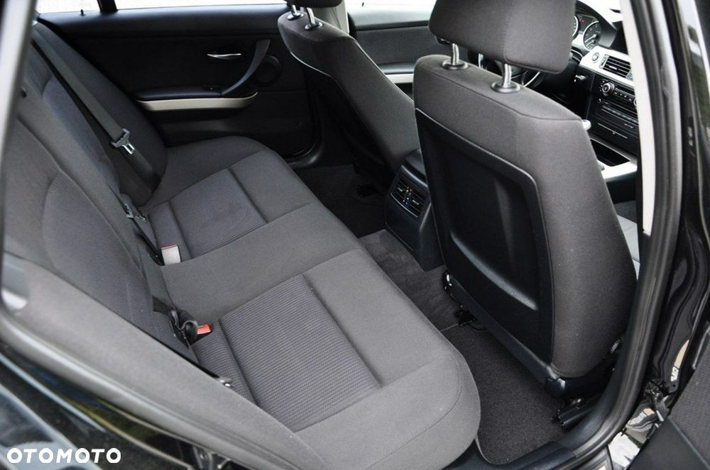 BMW Seria 3 325i Edition Exclusive - 24