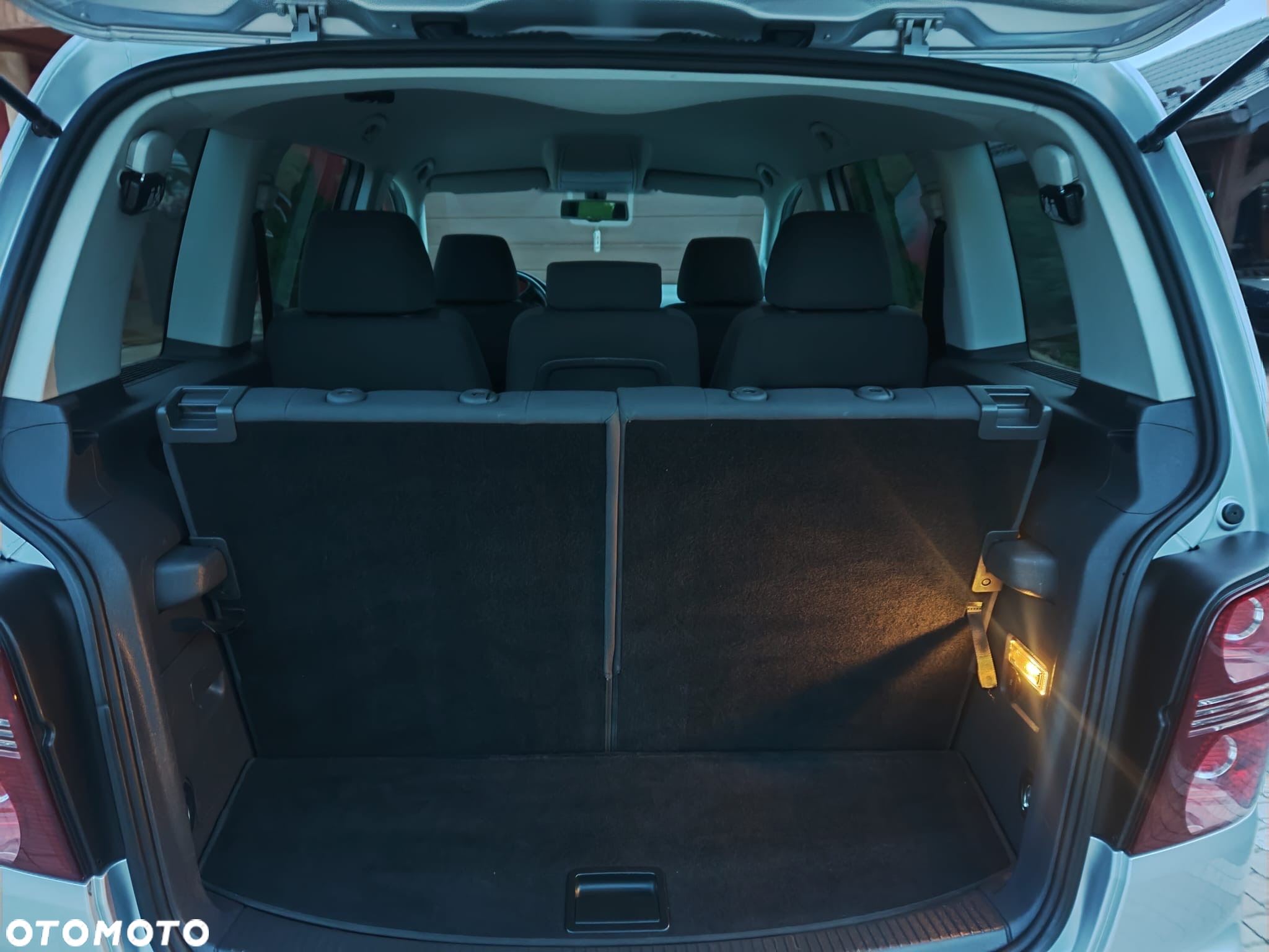 Volkswagen Touran - 11