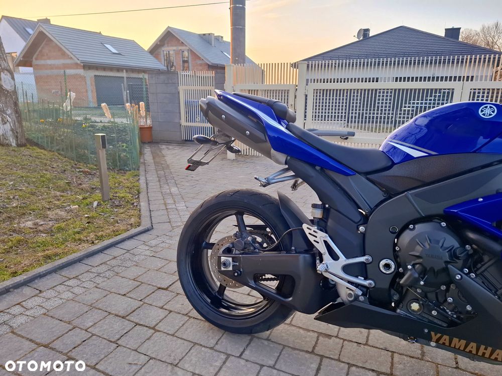 Yamaha R1 - 4