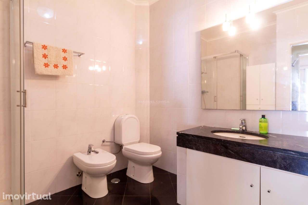 Apartamento T1+1 totalmente mobilado a 5 minutos da praia de São João - Grande imagem: 5/12