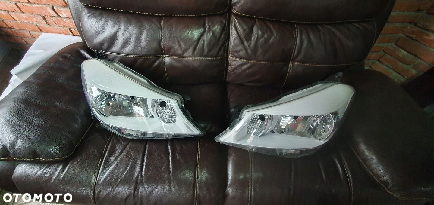 TOYOTA YARIS III LAMPA LEWY PRZÓD WHITE BIAŁA - 1