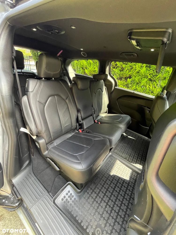 Chrysler Pacifica - 16