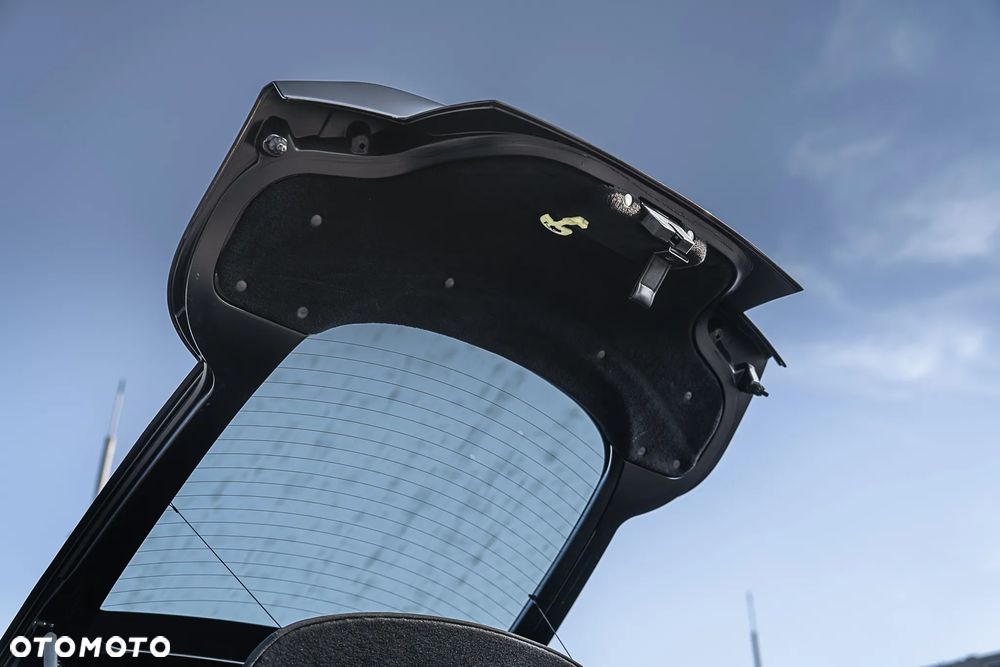 Aston Martin V12 Vantage Carbon Black - 8