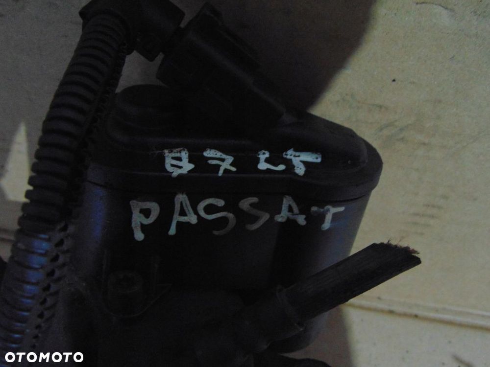 ZACISK LEWY TYŁ VW PASSAT B7 - 2