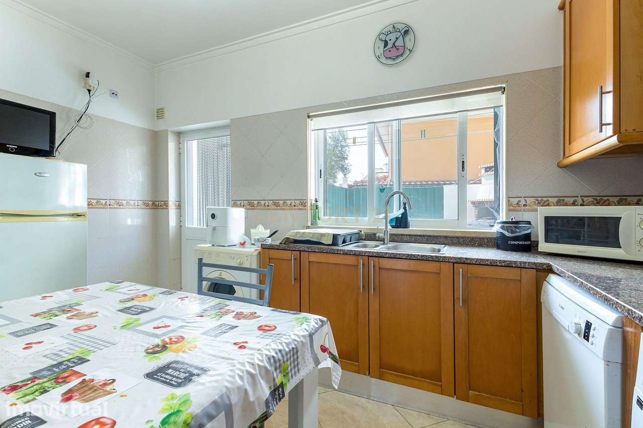 Moradia em Banda T3+1 com quintal e garagem em Zona Tranquila – Bacelo - Grande imagem: 5/36