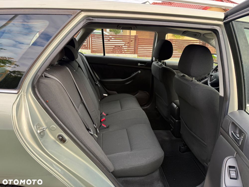 Toyota Avensis - 24