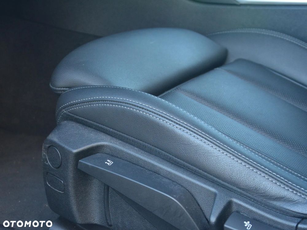 BMW Seria 3 330e xDrive M Sport sport - 12