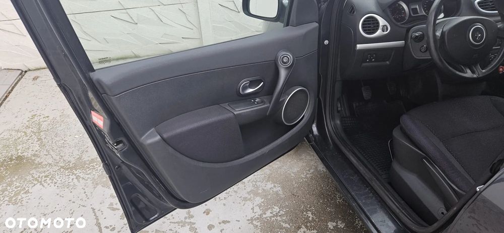 Renault Clio 1.2 16V 75 Expression - 12