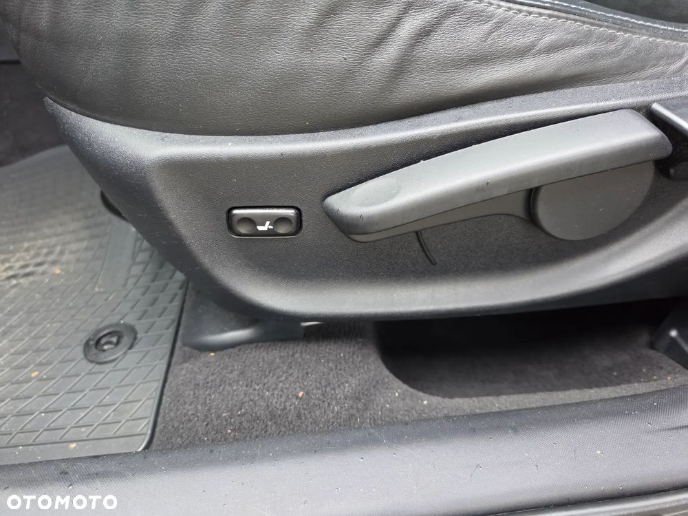 Toyota Avensis 1.8 Sol plus NAVI - 19