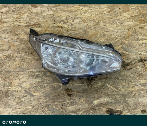 Lampa Przód Przednia Prawa Peugeot 208 Anglik