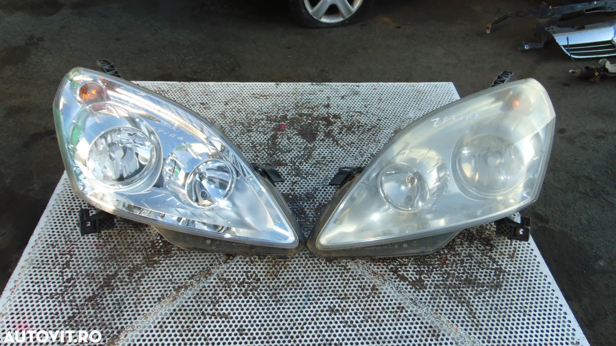 Faruri Opel Zafira B an 2008 motor 1.9 diesel, cod 13260845RH - 2