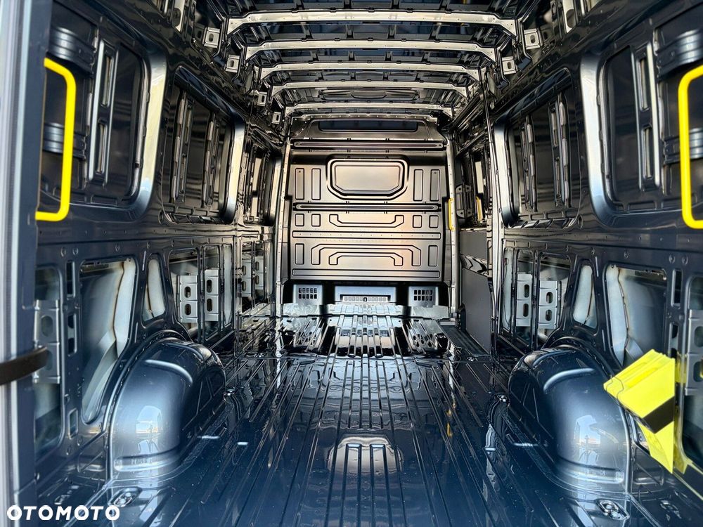 Volkswagen Crafter 35 Furgon z wysokim dachem silnik: 2,0 l EU6 SCR 177 KM / skrzynia biegów: Przedni napęd manualna 6-biegowa rozstaw osi: 4490 mm - 18