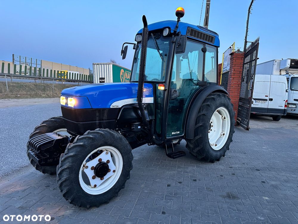 New Holland TN 75N TN75NA Pełzaki Mechaniczny SuperSteer™ 4X4 Sadowniczy - 9