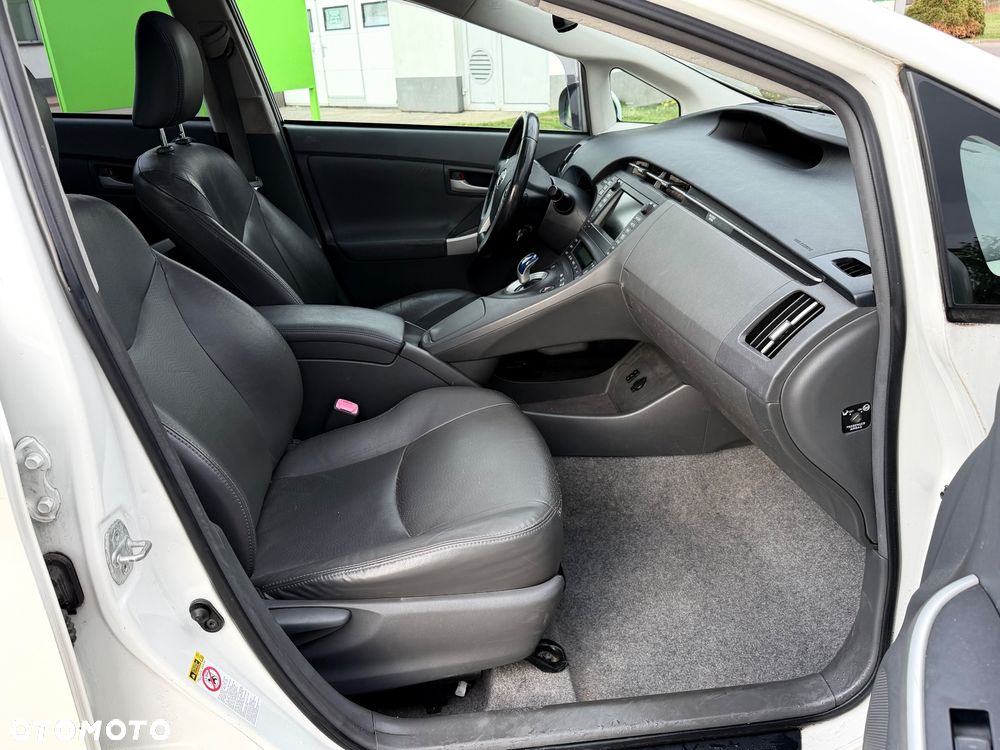 Toyota Prius 1.8 HSD Prestige - 13