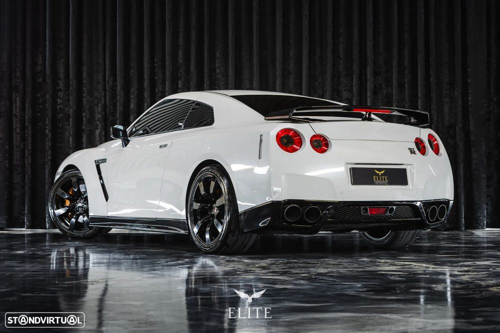 Nissan GT-R Premium Edition - 10