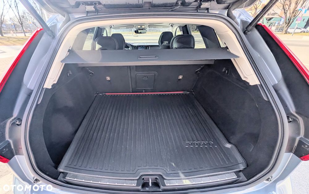 Volvo XC 60 B5 B AWD Plus Bright - 19