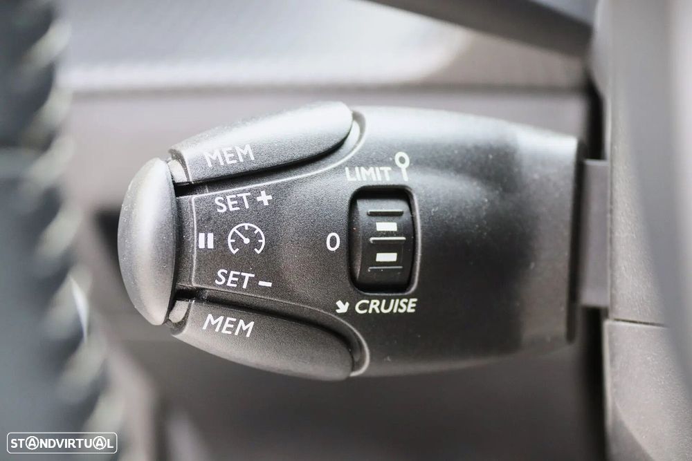 Peugeot 2008 1.2 PureTech Allure - 16