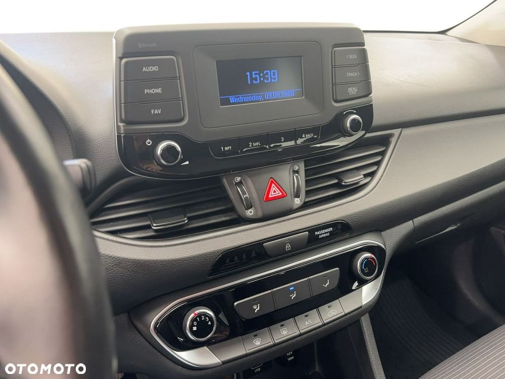 Hyundai i30 1.5 DPI Classic + - 15