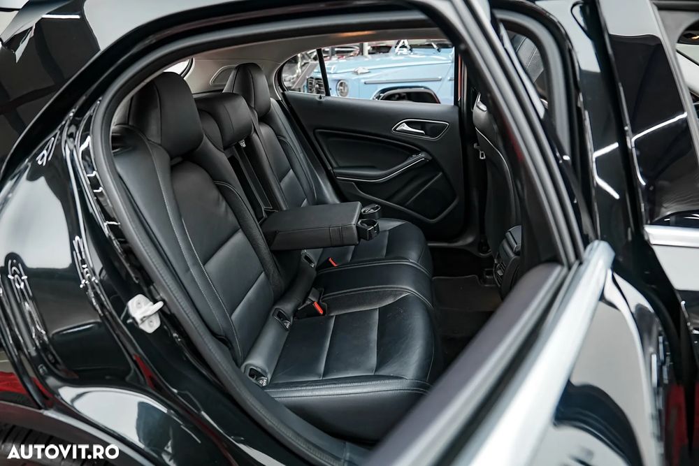 Mercedes-Benz GLA 220 d 4MATIC 7G-DCT - 12