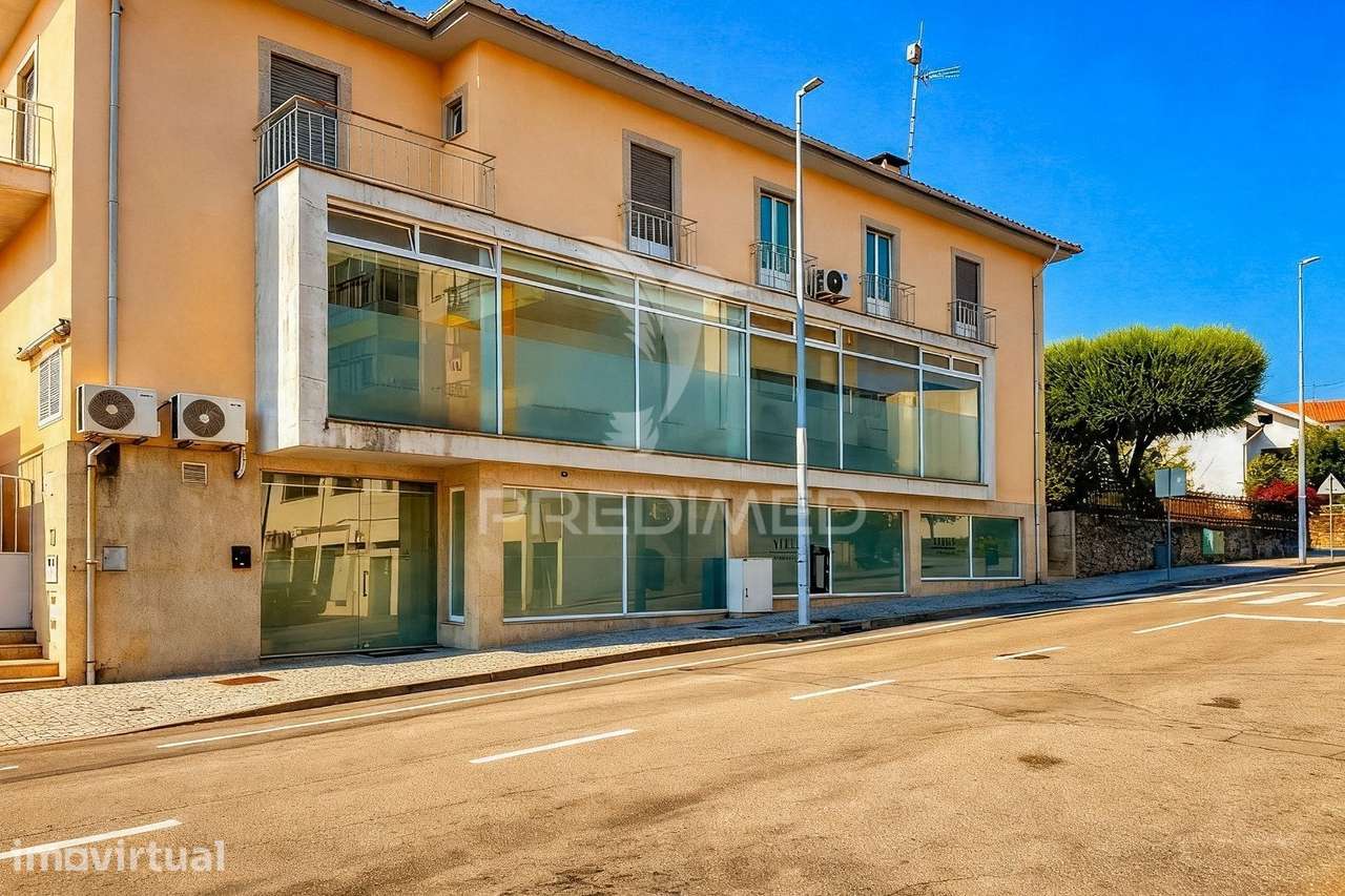 Apartamento T3 com anexo, garagem e logradouro no centro de Vila Verde - Grande imagem: 2/27