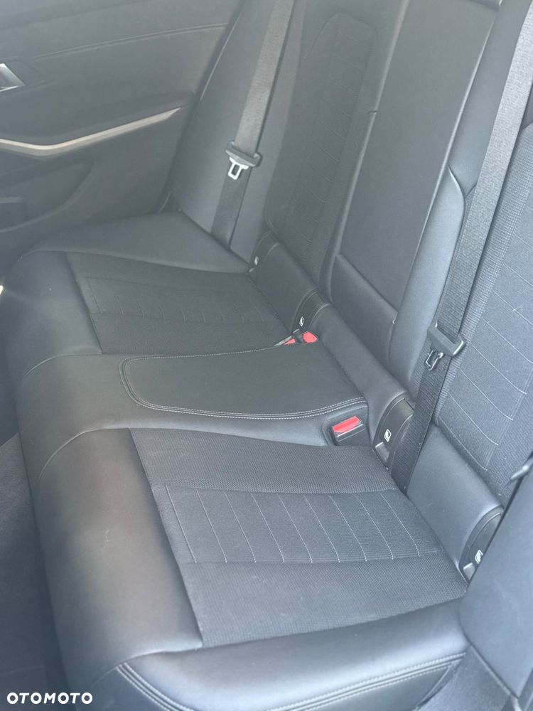 BMW Seria 3 330e M Sport sport - 29