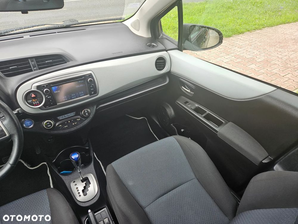 Toyota Yaris Hybrid 100 Sol - 12