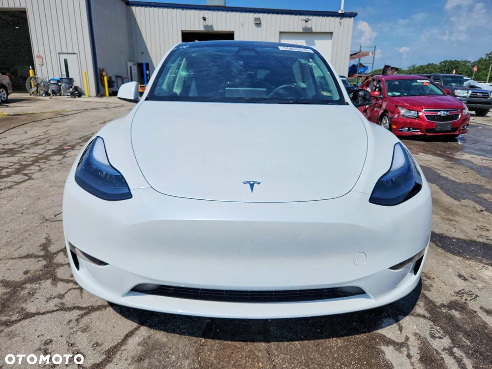 Tesla Model Y - 5