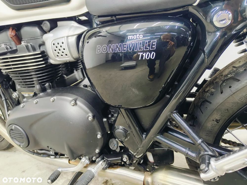 Triumph Bonneville - 23