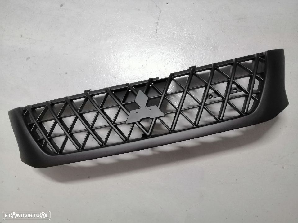 Grelha Mitsubishi L200 K64 K74 2001--PRETA - 1