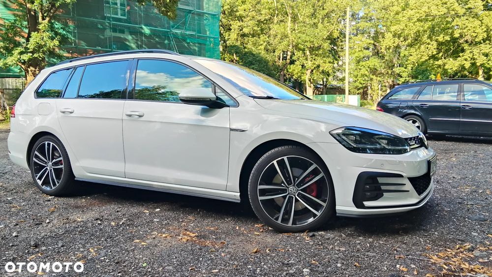 Volkswagen Golf - 1