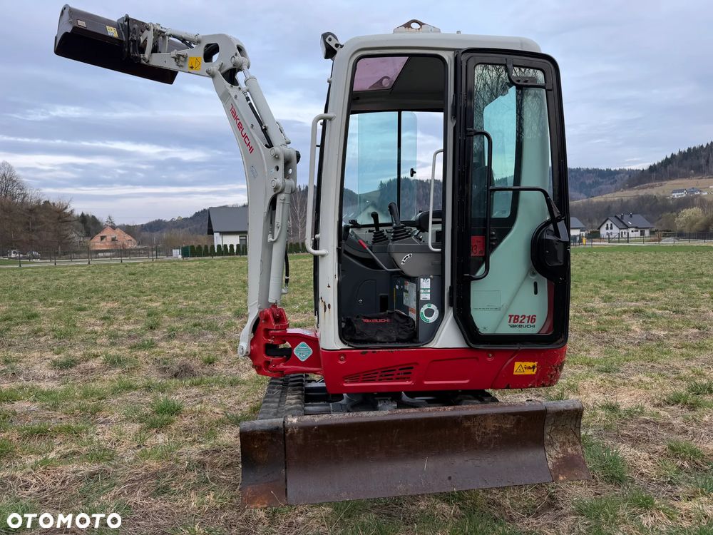 Takeuchi TB216  Koparka Gąsienicowa 2 tony. Długie ramie plus! Zaledwie 1000 mtg. DEKRA aktualna do 2026r. Rozsuwane Hydr. podwozie! Z Gospodarstwa Norweskiego! Zero luzów i wycieków. Maszyna jak Nowa z Salonu! 2017rok. Pełna Dokumentacja. Gąsienice bez zużycia! Łyżka Skarpowa! Szybkozłącze! Szybka wolna jazda. Radio Usb nagłośnienie. Po serwisach. Okazja Wyjscia Hydrauliczne. Silnik Yanmar 3cyl. skrętne ramię! - 23