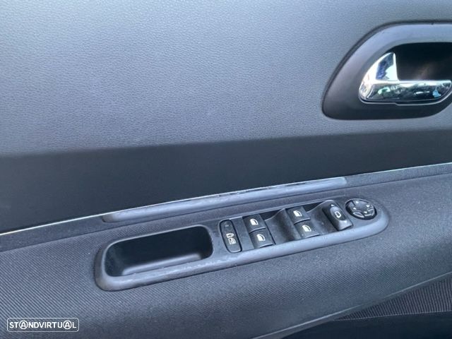 Peugeot 5008 1.6 E-HDi 7L Active 2-Tronic - 17
